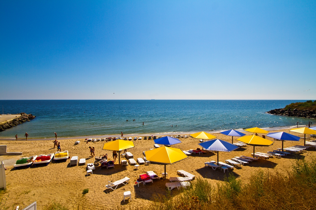 http://antares-tour.com/img/zstored/Image/UKRAINE/OTELI/Odessa/Grand%20Marine/Beach_1.jpg